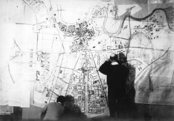 1962-1965. ZUP de Grenoble-Echirolles (Isère) : vue du plan d'aménagement avec Henry Bernard et un collaborateur, n.d.