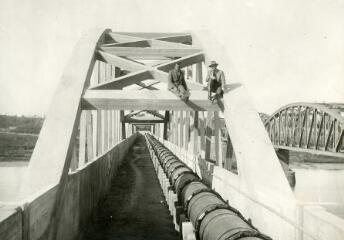 1954-1957. Pont ferroviaire et pont pour canalisations sur l'oued Bouregreg, entre Rabat et Salé (Maroc) : vue rapprochée du pont, n.d. (cliché anonyme).