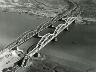 1954-1957. Pont ferroviaire et pont pour canalisations sur l'oued Bouregreg, entre Rabat et Salé (Maroc) : vue aérienne, n.d. (cliché Ray-Delvert).