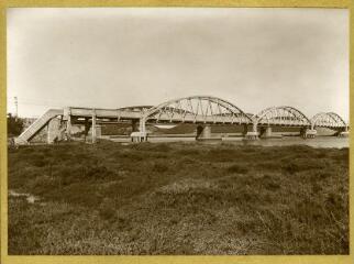 1954-1957. Pont ferroviaire et pont pour canalisations sur l'oued Bouregreg, entre Rabat et Salé (Maroc) : vue depuis la berge, n.d. (cliché anonyme).
