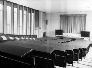 1961-1967. Centre de formation d'Air France, Massy, archi. Robert Gazagne : vue intérieure d'un amphithéâtre, n.d.