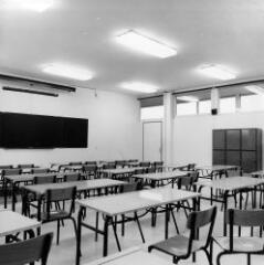 1961-1967. Centre de formation d'Air France, Massy, archi. Robert Gazagne : vue intérieure d'une salle de cours, n.d.
