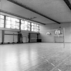 1961-1967. Centre de formation d'Air France, Massy, archi. Robert Gazagne : vue intérieure d'une salle de sports, n.d.
